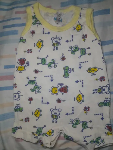 Roupas infantis, nunca usadas, em boas condições.