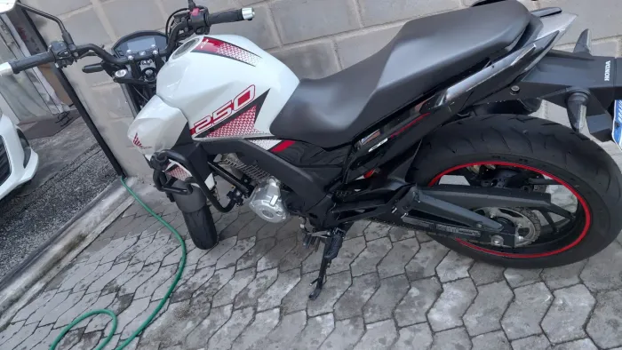 Veículo de garagem top em perfeito estado, único dono.  