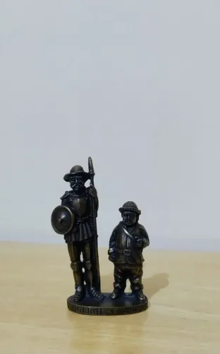 Don Quixote e Sancho Pança em miniatura.