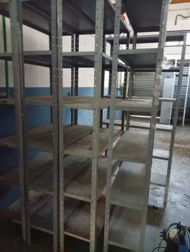 Estante de aço