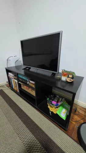 Rack para TV Preto com Rodinhas e Nichos - Espaçoso