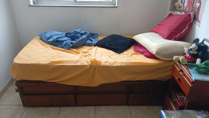 Cama de solteiro com gavetas.