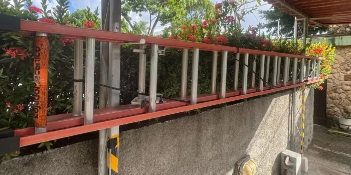 ESCADA DE FIBRA DE VIDRO EXTENSÍVEL DE 27 DEGRAUS