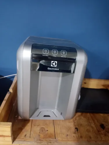 Bebedouro digital Electrolux estado de novo.
