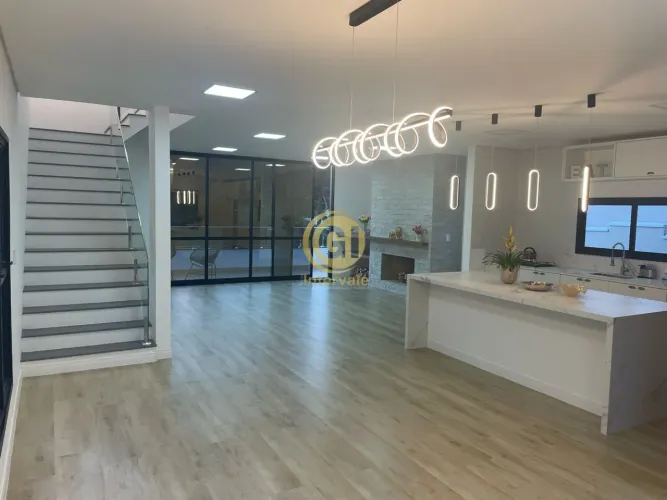 CASA PARA VENDA ,5 QUARTOS,4 SUITES,COZINHA PLANEJADA ,4 VAGAS DE GARAGEM,CAMPOS DO JORDÃO