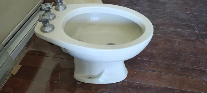 Bidê de louça cor bege 40,00 pegar barra da tijuca