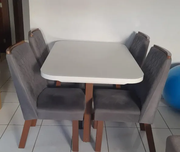 Mesa semi-nova com 4 cadeiras