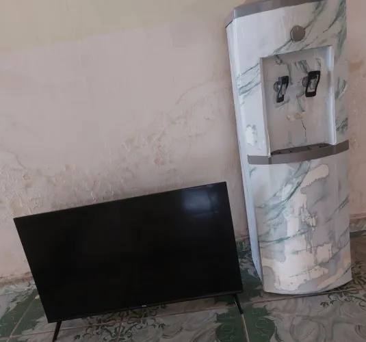 Vendo essa televisão e bebedouro  pra quem tem interesse  de arrumar. 
