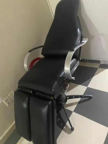 Cadeira em couro multiuso.