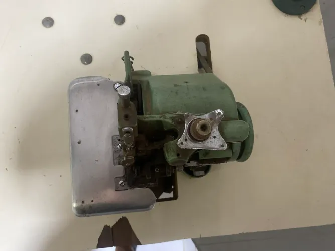 Máquina overloque