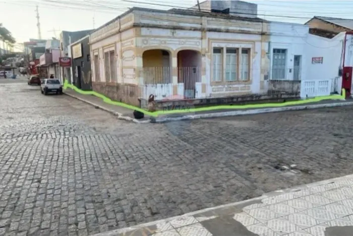 Casa de esquina no centro de Poções, na **Praça Góes Calmon**