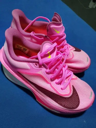 Tênis Nike Feminino modelo Zoom Fly 06 zero sem uso.
