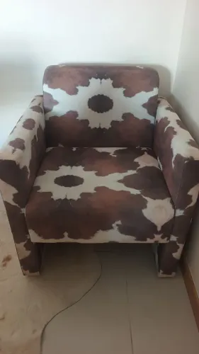 Poltrona semi-nova estampa de vaca