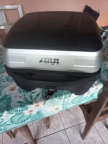 Vendo baú givi 34 litros semi novo