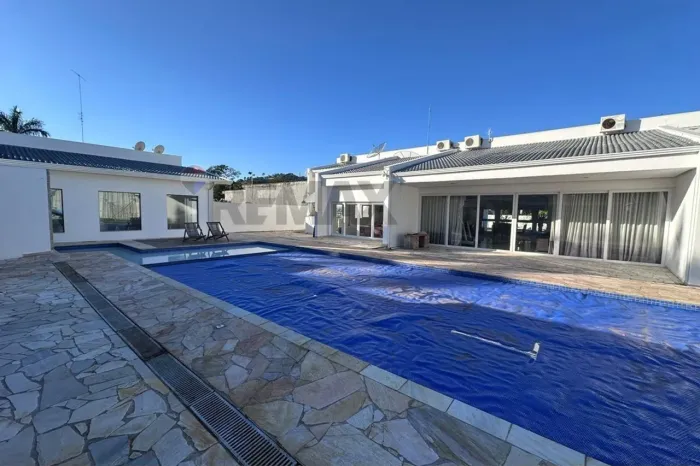 Casa Térrea com 4 suítes para Alugar, 569m² por R$ 22.000,00/mês - Cond. Flamboyant - Atib