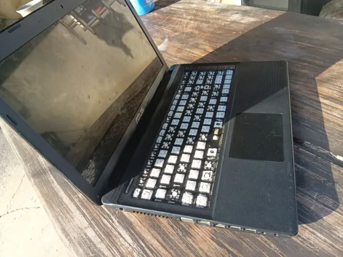 Vende-se o notebook pra retiradas de peças