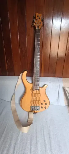 Baixo Elifas Santana 5 cordas ativo/passivo.