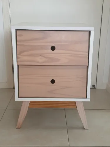 Mesa de Cabeceira Branca com Madeira Pinus - 2 Gavetas | Excelente Estado