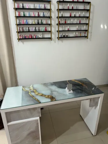 Vendo mesa de manicure e expositor de esmaltes