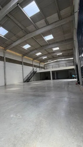 Galpão para locação no Valentina Figueiredo, próximo ao Sesc Gravatá, com 520 m² de área.