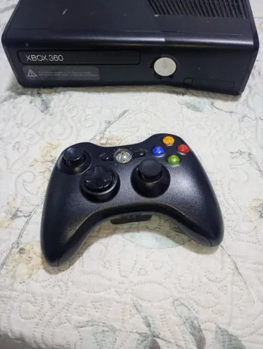 Vendo Xbox 360, funcionando perfeitamente, acompanha um controle e cabos