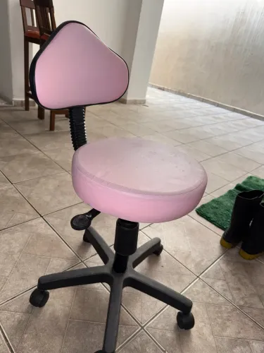 Cadeira/ banco rosa com suporte para aumentar 