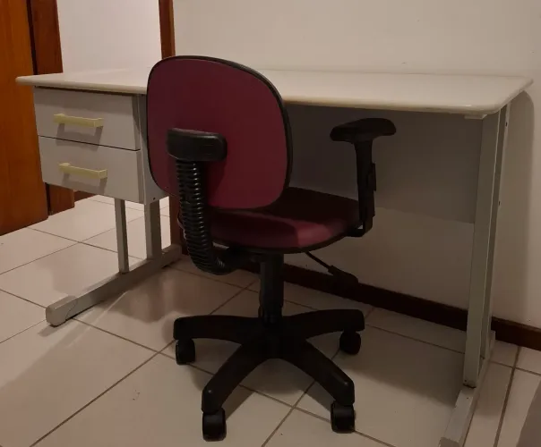Mesa e cadeira para escritório 
