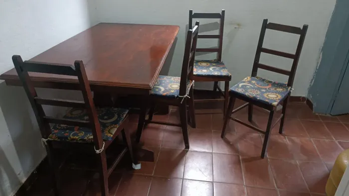 Mesa + 4 cadeiras Madeira maciça
