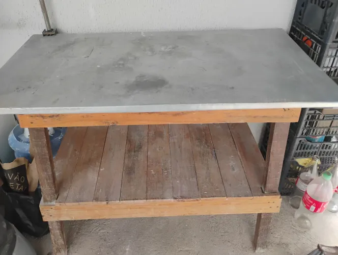 Mesa em madeira 1.08x0.60cm