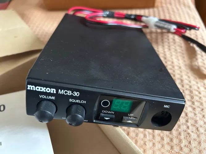 Rádio CB móvel compacto Maxon MCB-30 com 40 canais