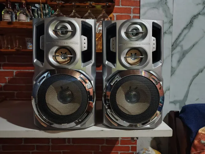 Caixas Pioneer 3 vias 100 wts tudo ok.