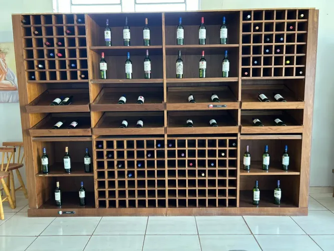 Adega expositora de madeira 