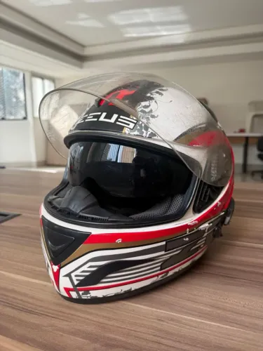 Capacete Zeus com óculos interno