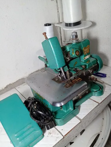 Máquina de costura overlock