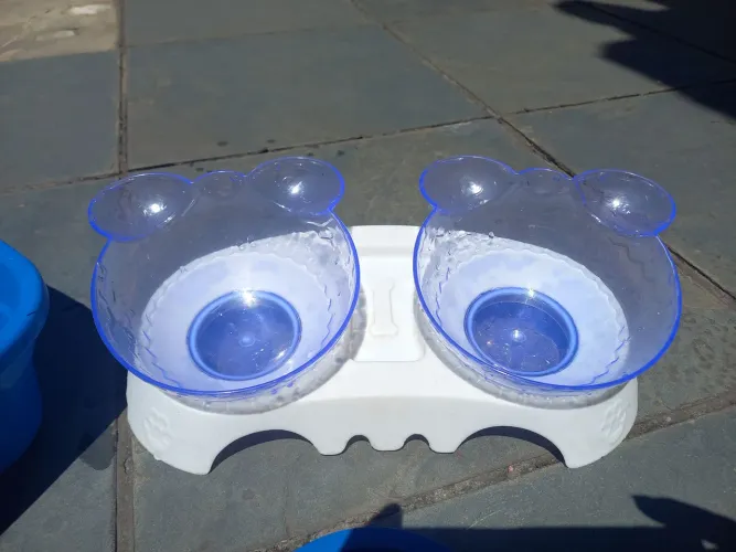 Vendo caixa de areia simples e comedouro de gatos