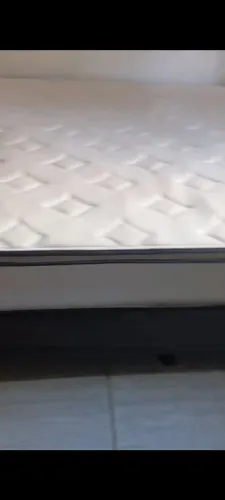 Cama Queen bem comservada
