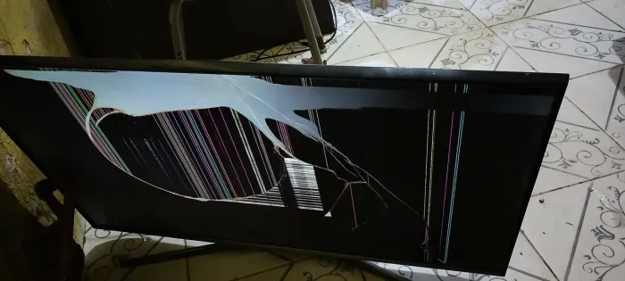 Tv Samsung 40 polegadas smart com display quebrado para retirar peças ou concertar.