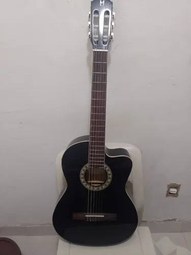 Violão preto acústico com recorte, cordas de nylon. Ideal para iniciantes. R$ 500,00.