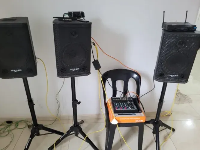 KIT KARAOKE - 1 CAIXA SAGA 8 DONNER + 2 CAIXAS PASSIVAS SAGA 8 DONNER + MESA + MICROFONE