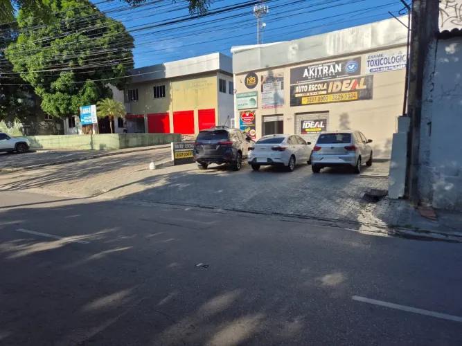 PRÉDIO COMERCIAL AO LADO DO DENTRAR! 1.260m² de terreno e 1.152m² construídos, com duas fr