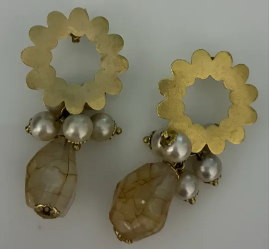 ?Vendo  par de brincos dourados estilo pendente com detalhes em forma de flor,