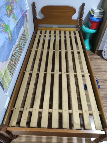 Cama solteiro de madeira