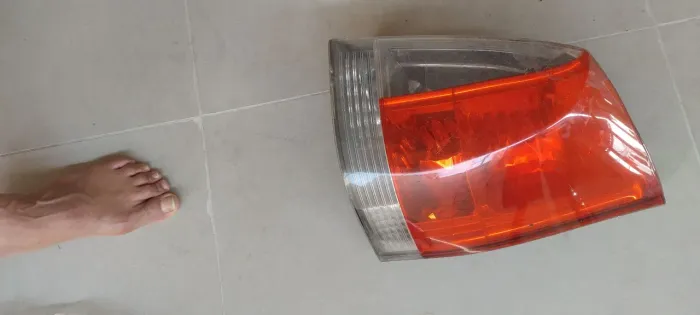 Vendo uma lanterna traseira lado esquerdo e lado direito 
