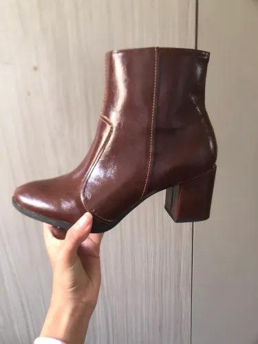 Bota marrom