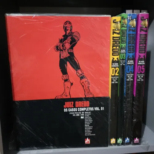 Coleção HQ Juiz Dredd os Casos Completos Volumes 1 a 5 (Omnibus) - Mythos Editora