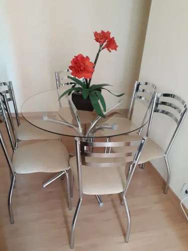 Mesa de vidro com 5 cadeiras