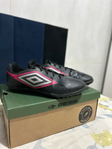 Chuteira Umbro Roxa e Preta Original - Tamanho 43 | Conservada