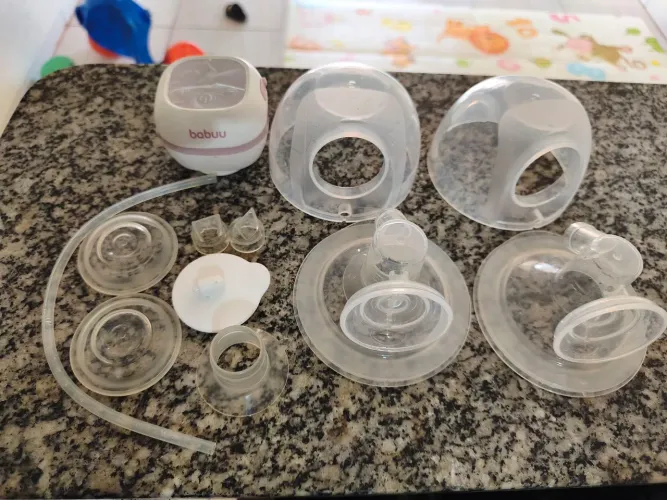 Vendo duas bombinhas de tirar leite uma manual e uma eletrica whatsapp *