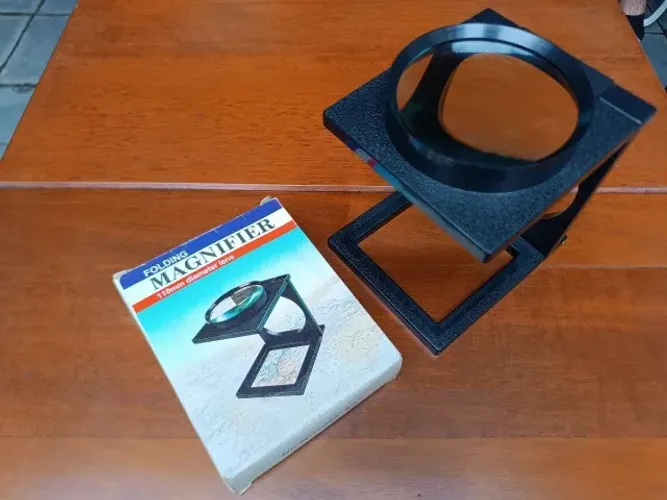 Lupa de Mesa Dobrável Vintage 110mm com Caixa Original (Bangu, próximo ao shopping)