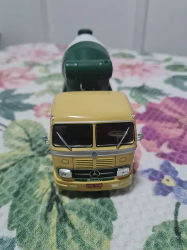 Miniatura caminhão Mercedes LP152D Betoneira escala 1/43.